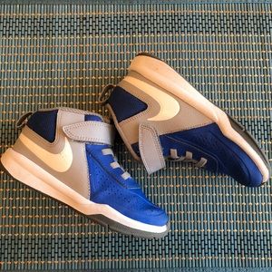 Boy Nike team hustle sneakers
